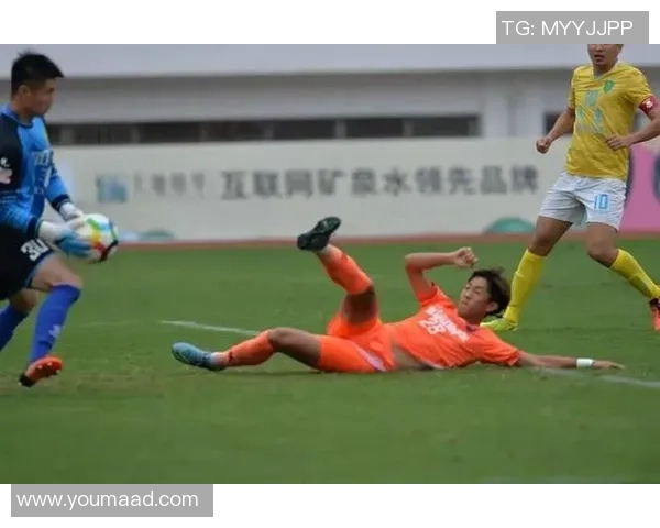 足球明星与球迷心连心 共谱绿茵梦想之路